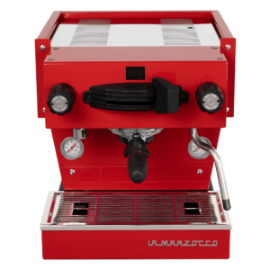 La Marzocco Linea Mini in Rot – hochwertige Siebträgermaschine für Gastronomie und ambitionierte Kaffeeliebhaber, mit ikonischem Design, kompakter Bauweise und leistungsstarker Brühgruppe für perfekten Espressogenuss