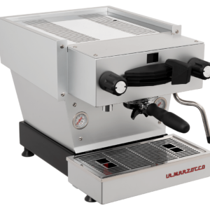 La Marzocco Linea Mini in Silber matt – halbfrontale Ansicht der kompakten Siebträgermaschine mit schwarzem Siebträgergriff, zwei Drehventilen und Dampfrohr. Perfekt für Gastronomie und hochwertigen Espresso zu Hause