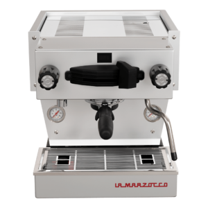 La Marzocco Linea Mini in Silber matt – frontale Ansicht der hochwertigen Siebträgermaschine für Gastronomie und den anspruchsvollen Kaffeegenuss zu Hause. Kompakte Bauweise trifft auf professionelles Design