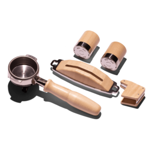 Komplettes La Marzocco Linea Mini Customization Kit mit Zubehör aus hellem Holz: Siebträgergriff, Paddel, Paddelabdeckung und zwei Drehventile – stilvolle Aufwertung für Espressomaschinen in Gastronomie und für professionelle Kaffeezubereitung zu Hause