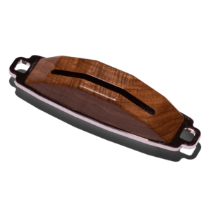 Paddelabdeckung aus dunklerem Holz mit eingelassener Grifföffnung und Metallrahmen, Teil des La Marzocco Linea Mini Customization Kits – hochwertiges Designelement für Espressomaschinen in Gastronomie und für professionelle Kaffeezubereitung zu Hause