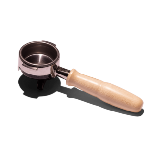 Siebträger aus poliertem Edelstahl mit hellem Ahornholzgriff, Bestandteil des La Marzocco Linea Mini Customization Kits – elegantes Zubehör für Espressomaschinen in der Gastronomie und zur professionellen Kaffeezubereitung zu Hause