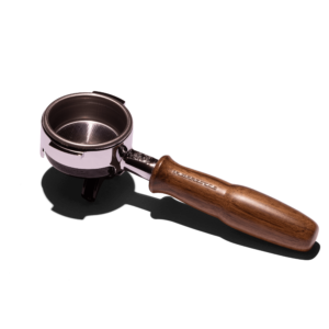 Siebträger aus poliertem Edelstahl mit ergonomischem Griff aus Ahornholz, Teil des La Marzocco Linea Mini Customization Kits – Zubehör für Espressomaschinen in Gastronomie und zur professionellen Kaffeezubereitung zu Hause