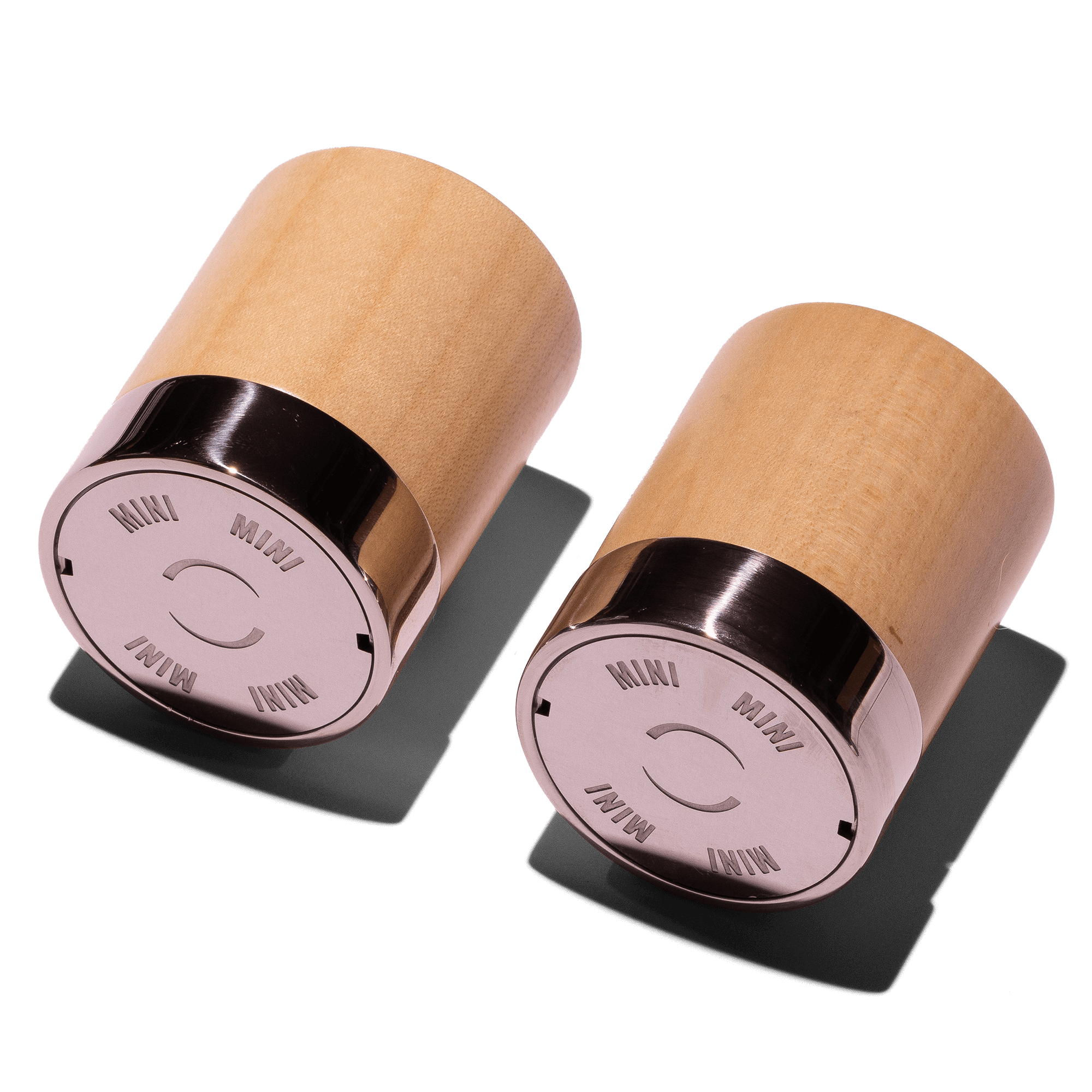 Zwei helle Drehventile aus Holz mit Edelstahlabschluss für La Marzocco Espressomaschinen, edles Zubehör für Siebträgermaschinen im professionellen Barista-Einsatz