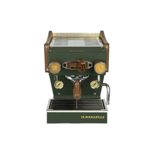 Frontansicht einer hochwertigen Espressomaschine mit tiefgrünem Gehäuse, goldenen Bedienelementen, zwei Druckanzeigen und edlen Holzelementen – kompakte Bauform für präzise Kaffeezubereitung