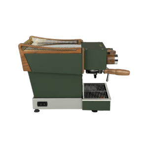 La Marzocco Kaffeemaschine in Grün mit Holzelementen – Seitenansicht der handgefertigten Siebträgermaschine aus Italien