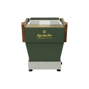 Rückansicht der La Marzocco Linea Micra – Café Leon Dore Logo, grünes Gehäuse mit Holz und Messingdetails, Handmade in Italy