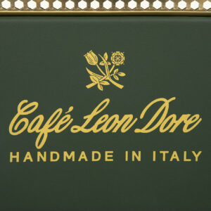 Café Leon Dore Logo auf Rückseite der Espressomaschine – goldene Schrift auf grünem Gehäuse, Handmade in Italy