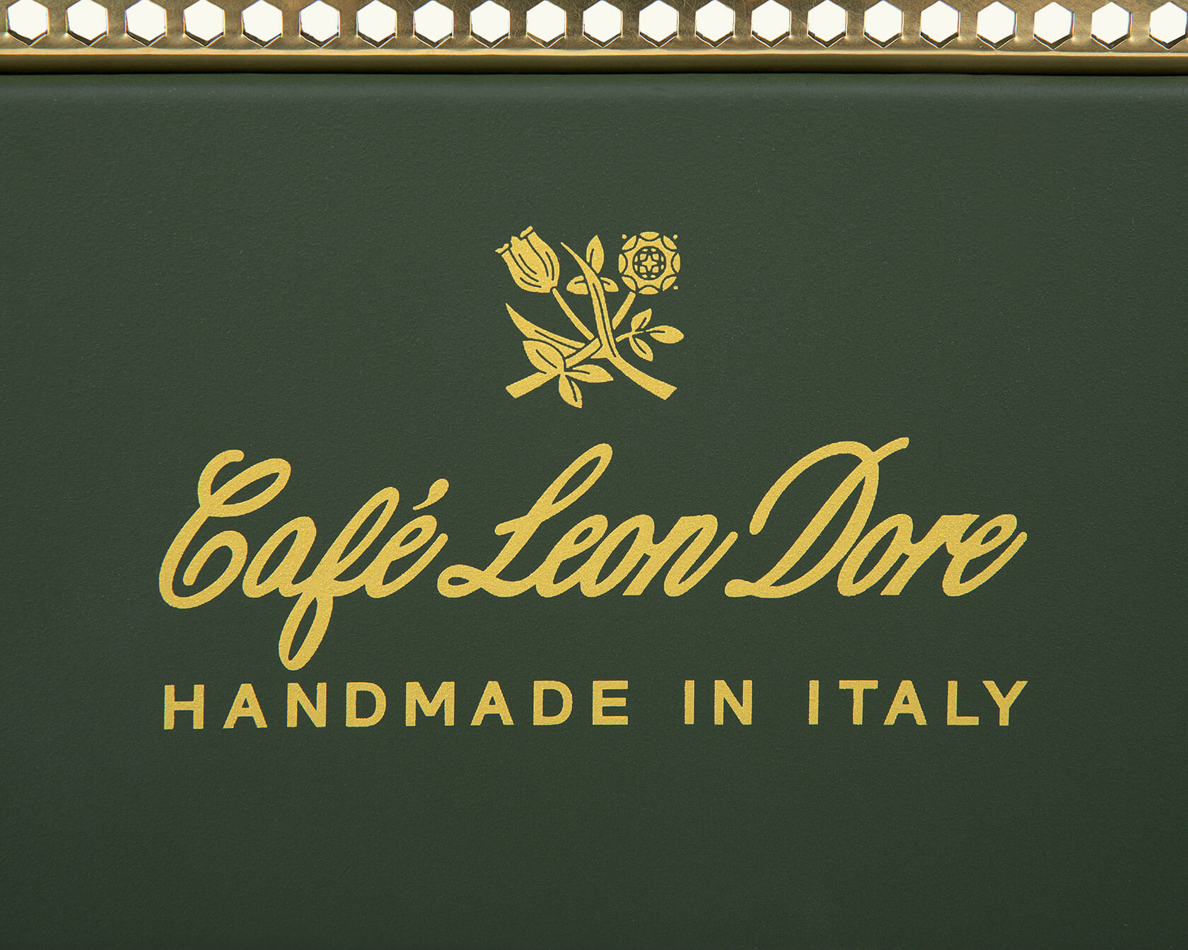 Café Leon Dore Logo auf Rückseite der Espressomaschine – goldene Schrift auf grünem Gehäuse, Handmade in Italy