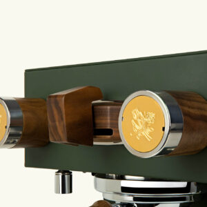 Detailansicht Drehventile aus Walnussholz mit goldener Rosengravur – Bedienelement der Linea Micra von La Marzocco x Aimé Leon Dore
