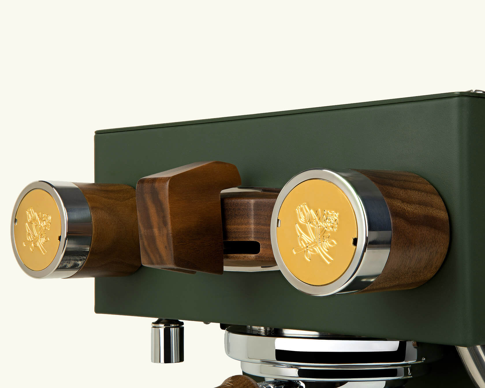 Detailansicht Drehventile aus Walnussholz mit goldener Rosengravur – Bedienelement der Linea Micra von La Marzocco x Aimé Leon Dore
