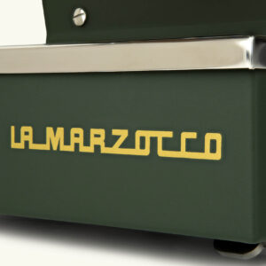 La Marzocco Logo in Gold auf grüner Espressomaschine – italienische Siebträgermaschine, hochwertiges Design