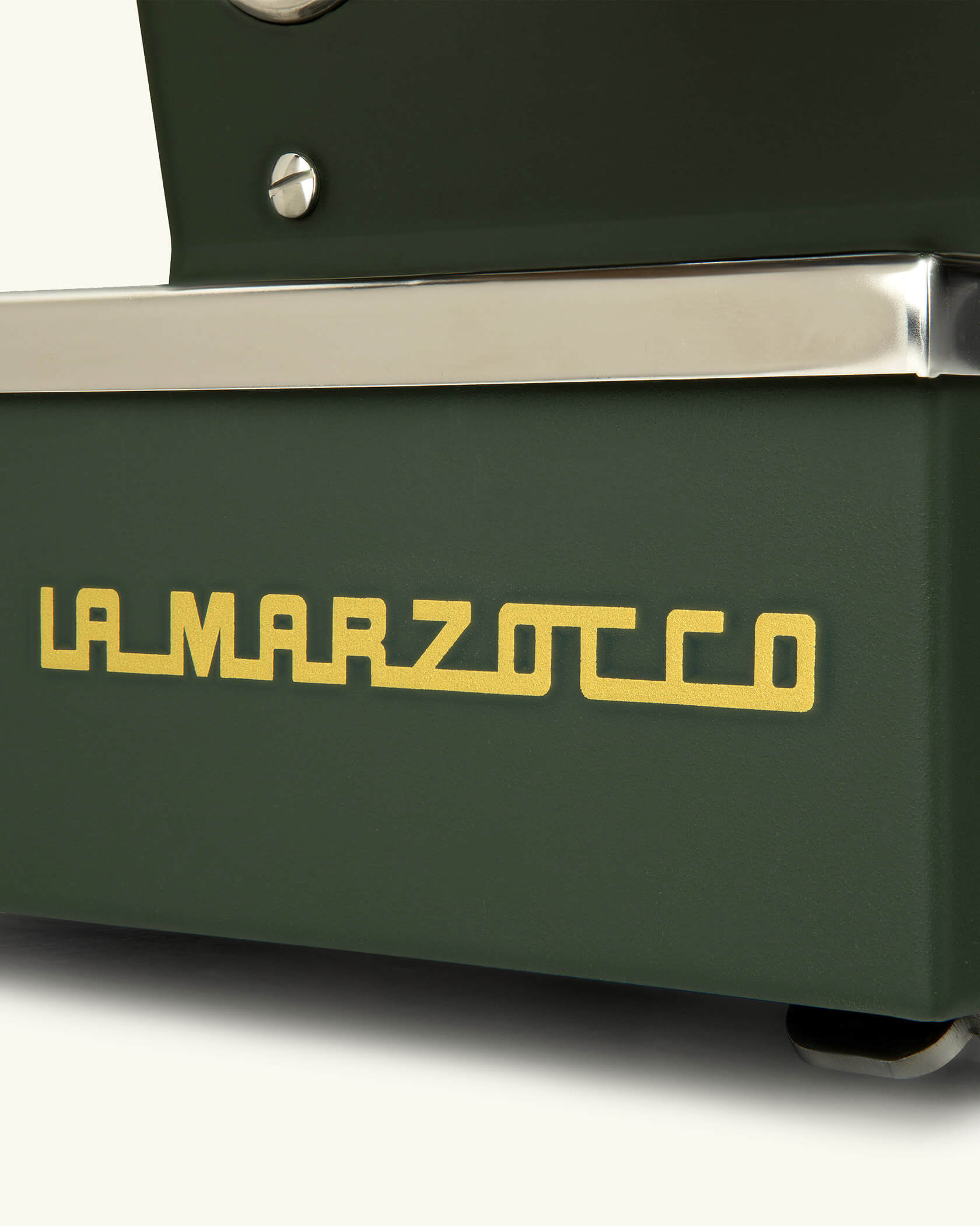 La Marzocco Logo in Gold auf grüner Espressomaschine – italienische Siebträgermaschine, hochwertiges Design