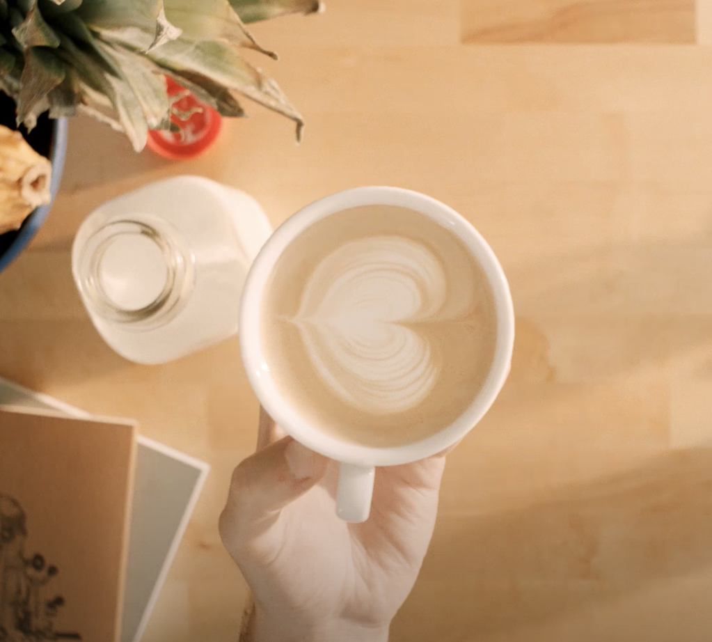 ein Latte-Art-Herz in einer weißen Tasse