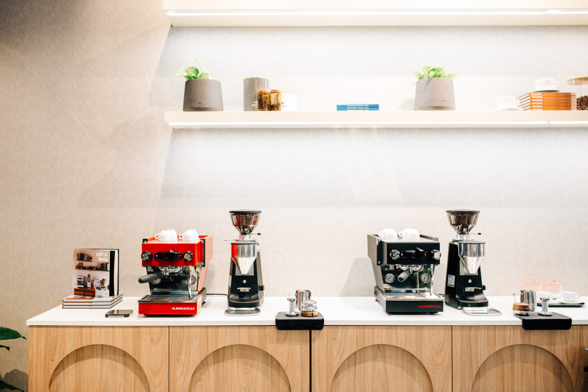 Siebträgermaschinen und Kaffeemühlen von La Marzocco zur Entscheidungshilfe, Kaufberatung im Showroom