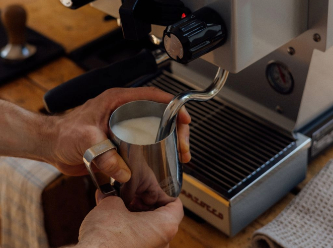 Milch aufschäumen mit der Dampflanze einer Siebträgermaschine von La Marzocco