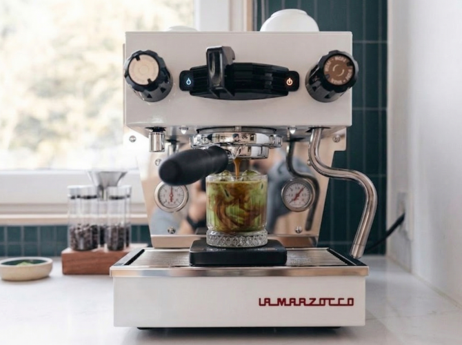 Dirty Matcha aus einer La Marzocco Siebträgermaschine