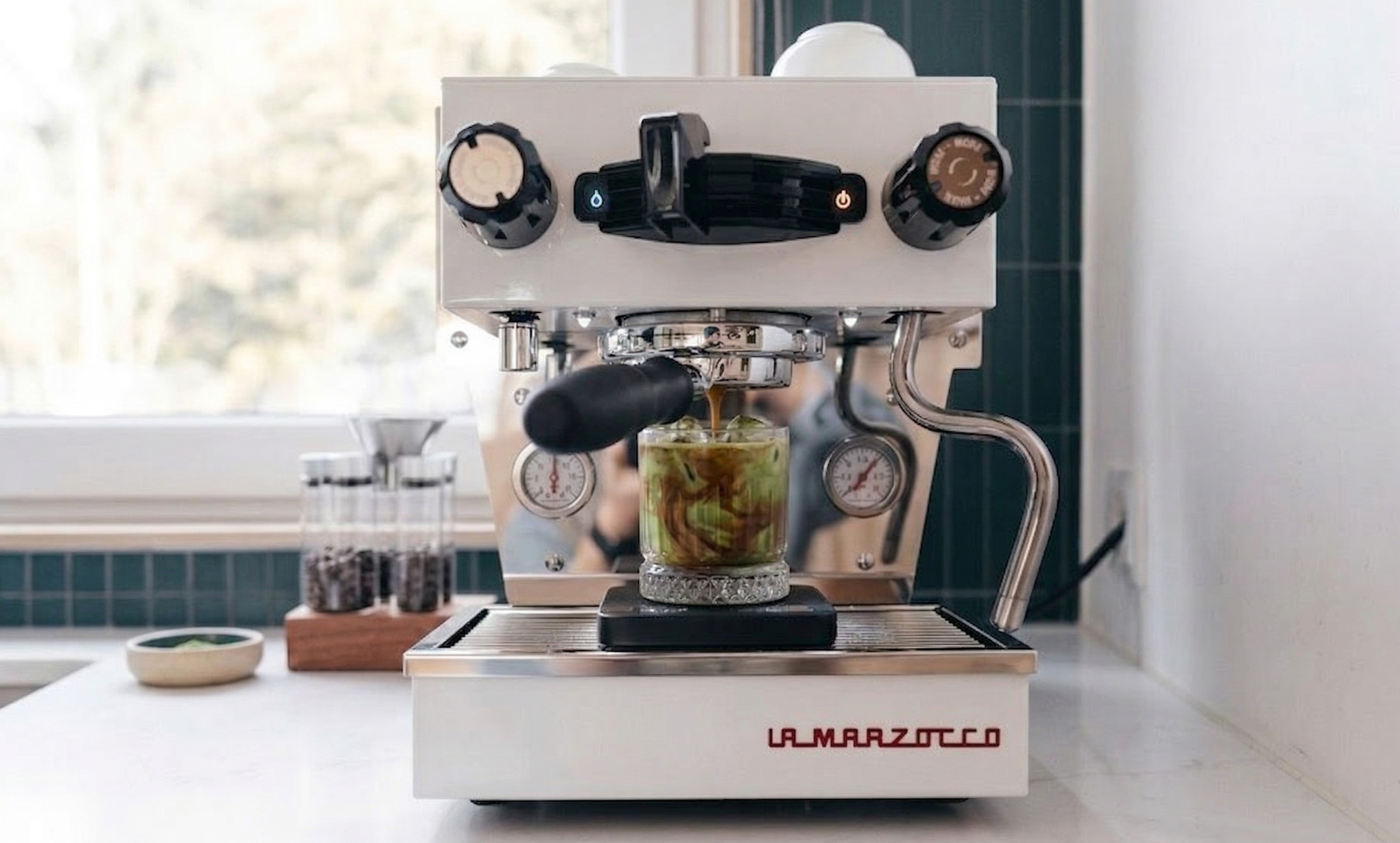 Dirty Matcha aus einer La Marzocco Siebträgermaschine